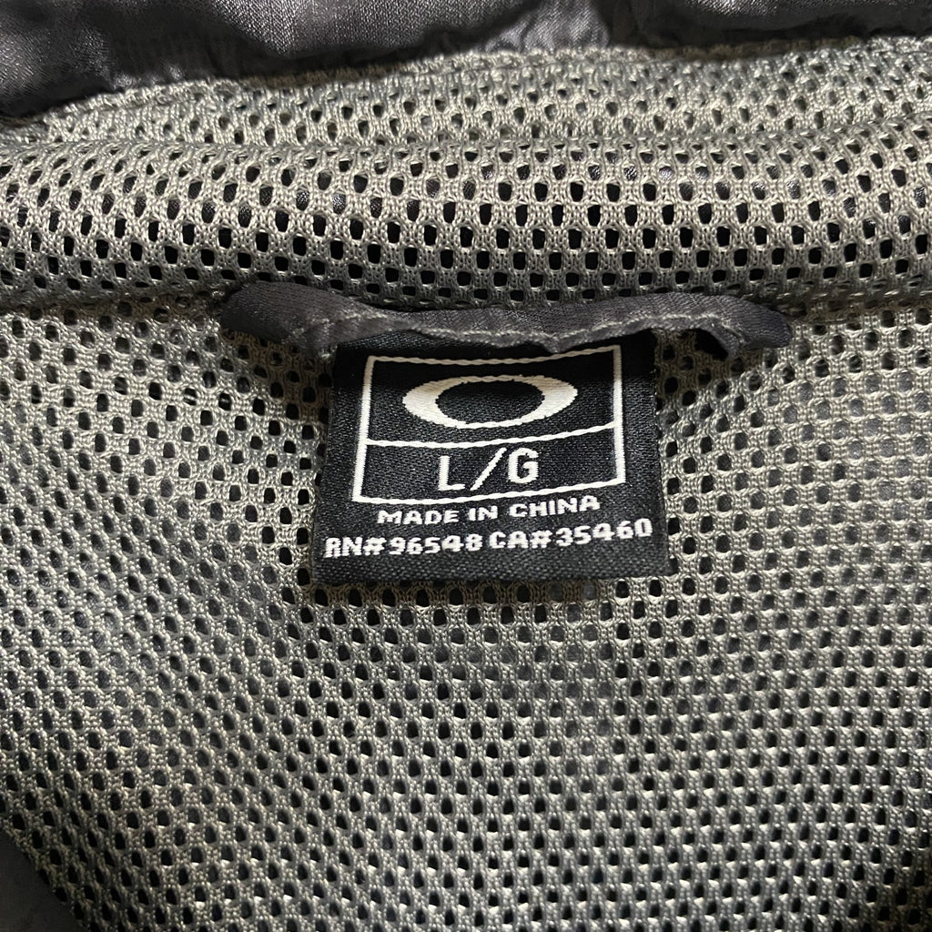 古着 used　OAKLEY　オークリー　長袖薄手ナイロンジャケット　ワンポイント刺繍　地球　pfm　ダークグレー　Lサイズ