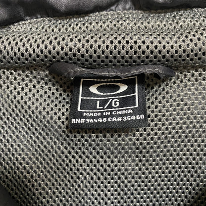 古着 used　OAKLEY　オークリー　長袖薄手ナイロンジャケット　ワンポイント刺繍　地球　pfm　ダークグレー　Lサイズ