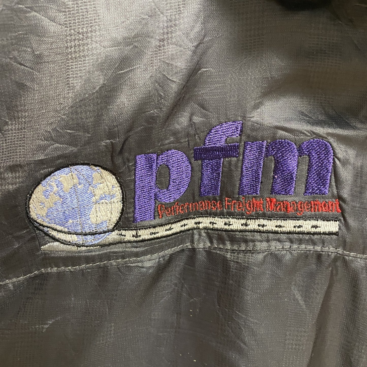 古着 used　OAKLEY　オークリー　長袖薄手ナイロンジャケット　ワンポイント刺繍　地球　pfm　ダークグレー　Lサイズ