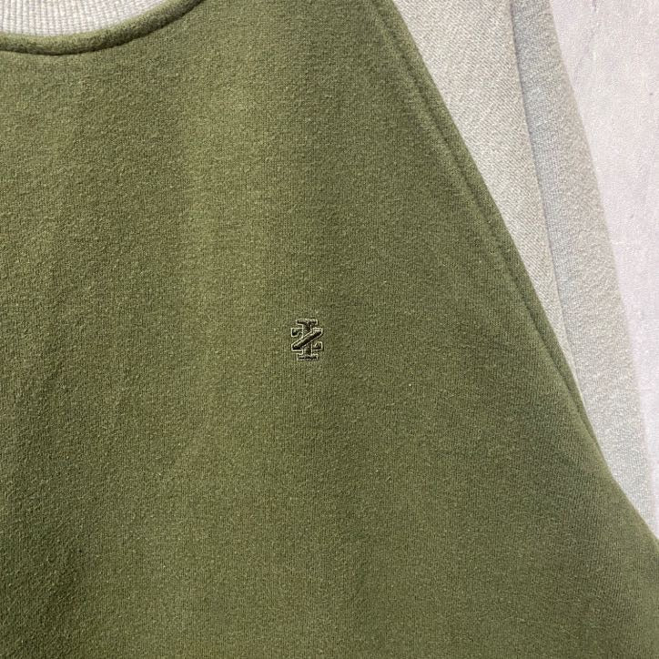 古着 used　IZOD　長袖リンガースウェット　トレーナー　クルーネック　ロゴ刺繍　ワンポイントロゴ　カーキ　Lサイズ