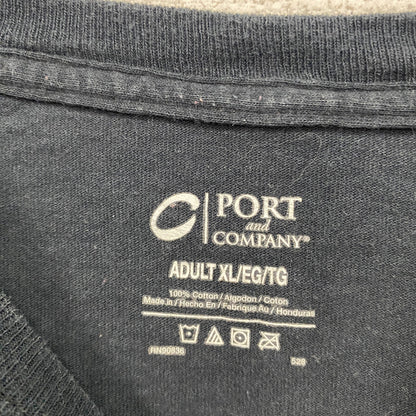 PORTandCOMPANY　ALEXANDRIA　半袖プリントTシャツ　カレッジプリント　黑　ブラック　XLサイズ