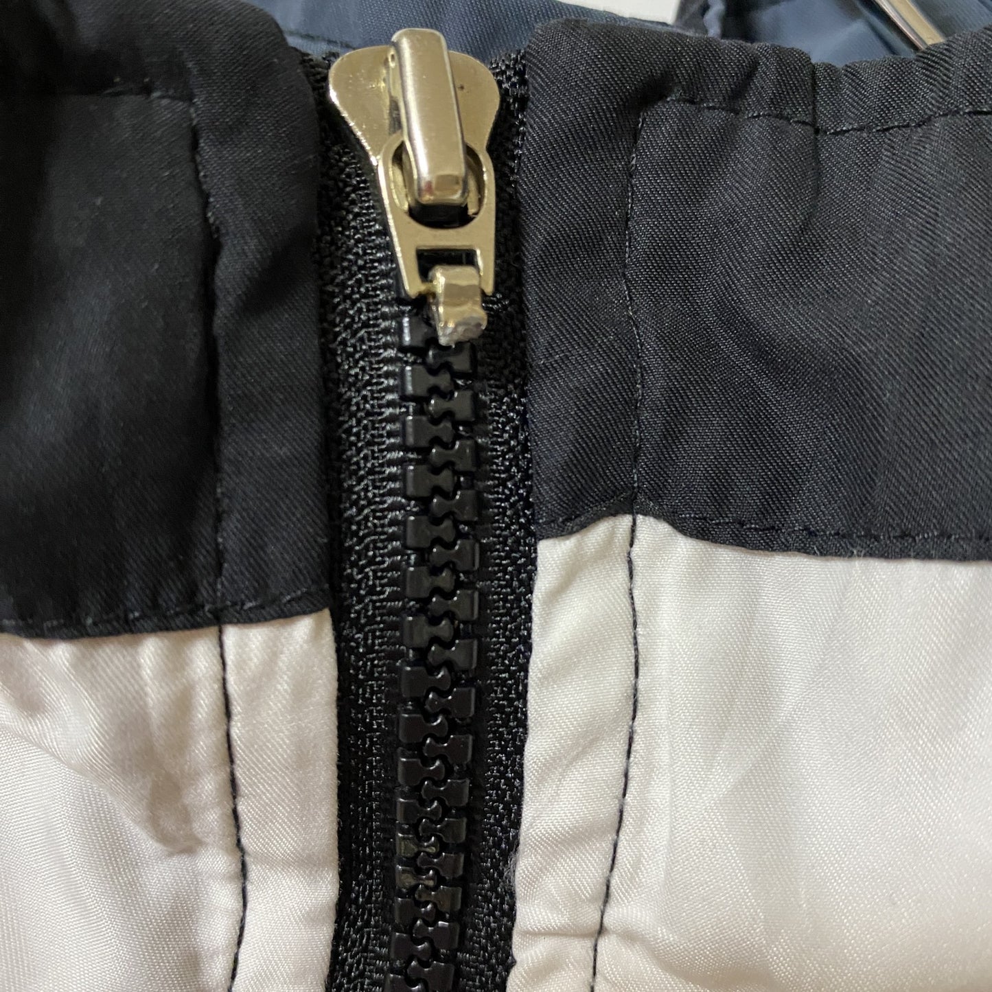 古着 used　WILSON　ウィルソン　長袖フルジップアップブルゾン　ハイネック刺繍ジャンパー　テニス　ホワイト　Lサイズ