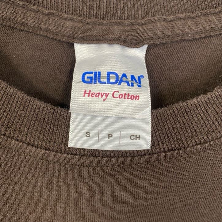 GILDAN　ギルダン　半袖バックプリントフォトTシャツ　Puckett's Grocery　アーチプリント　茶　ブラウン　Sサイズ