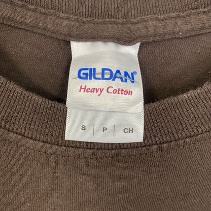 GILDAN　ギルダン　半袖バックプリントフォトTシャツ　Puckett's Grocery　アーチプリント　茶　ブラウン　Sサイズ