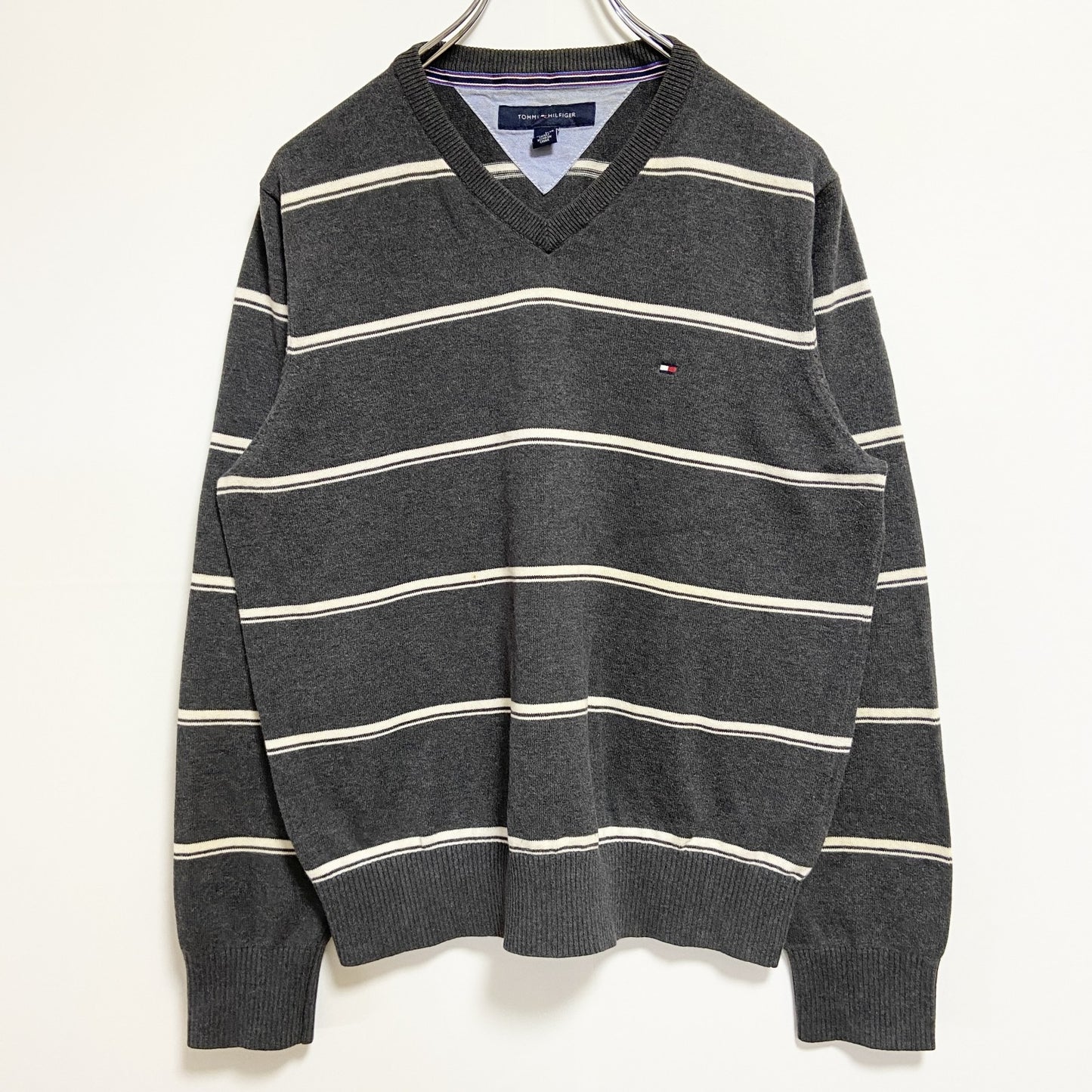古着 used　TOMMYHILFIGER　トミーヒルフィガー　長袖ボーダー柄ニット　セーター　Vネック　ワンポイント刺　グレー