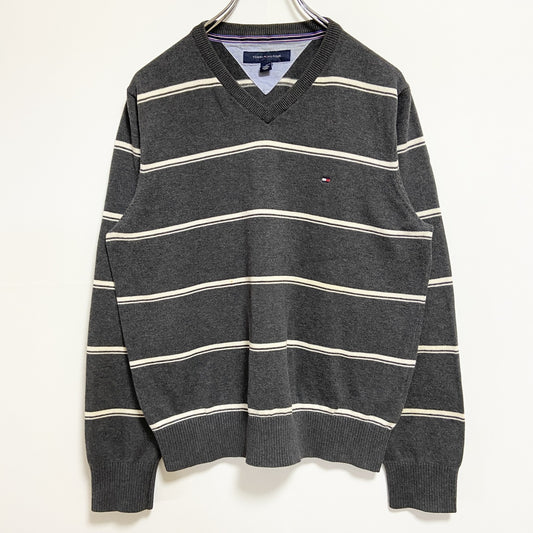 古着 used　TOMMYHILFIGER　トミーヒルフィガー　長袖ボーダー柄ニット　セーター　Vネック　ワンポイント刺　グレー