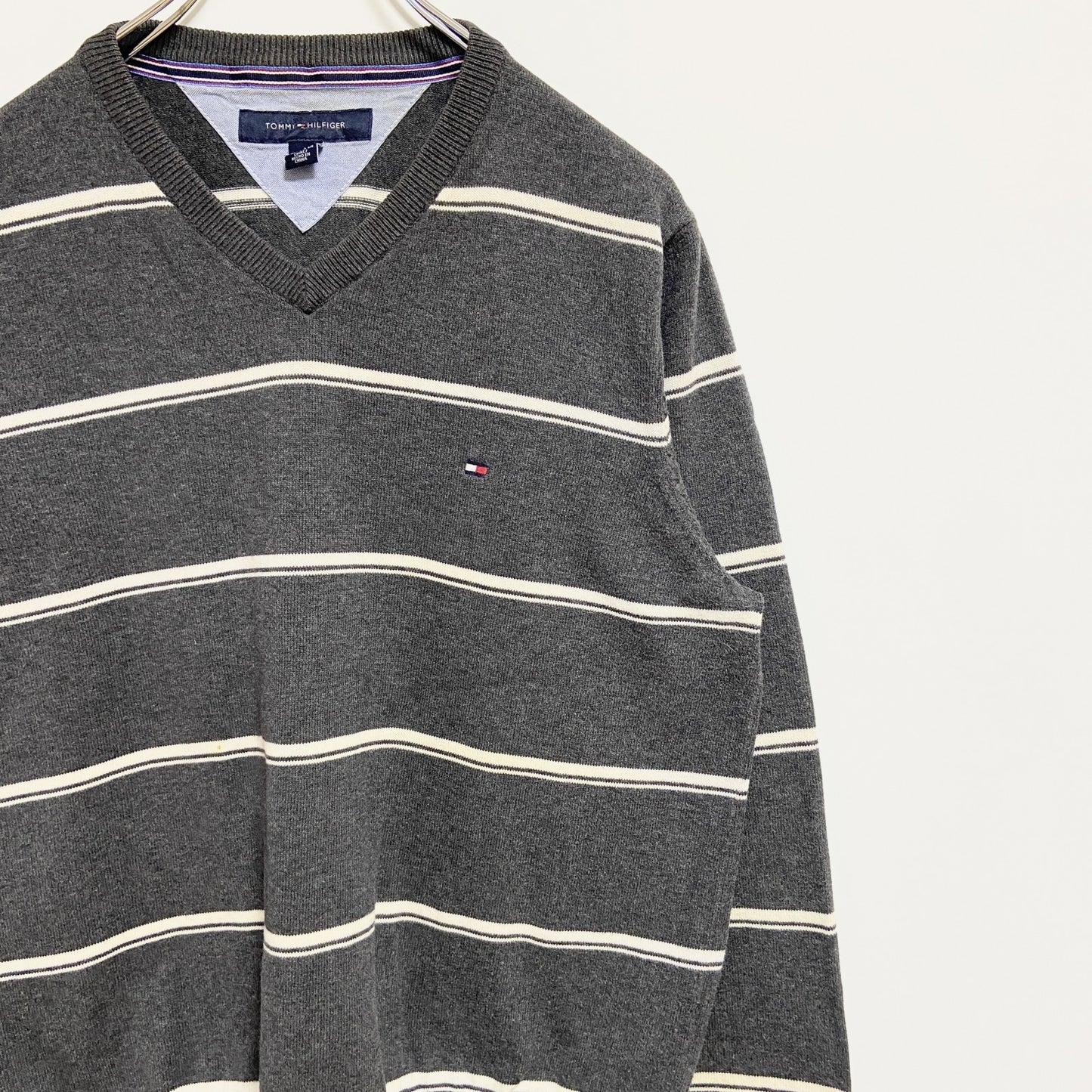 古着 used　TOMMYHILFIGER　トミーヒルフィガー　長袖ボーダー柄ニット　セーター　Vネック　ワンポイント刺　グレー