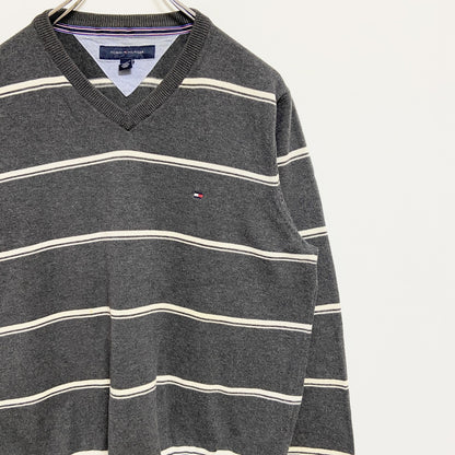 古着 used　TOMMYHILFIGER　トミーヒルフィガー　長袖ボーダー柄ニット　セーター　Vネック　ワンポイント刺　グレー