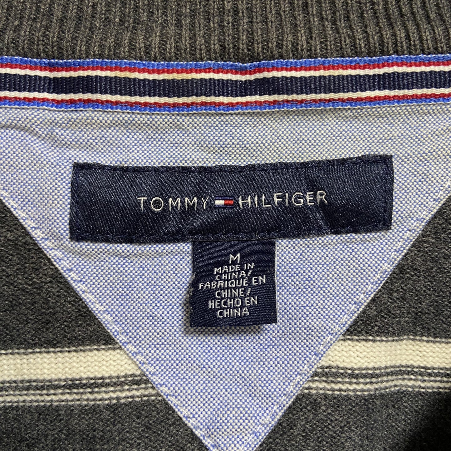 古着 used　TOMMYHILFIGER　トミーヒルフィガー　長袖ボーダー柄ニット　セーター　Vネック　ワンポイント刺　グレー