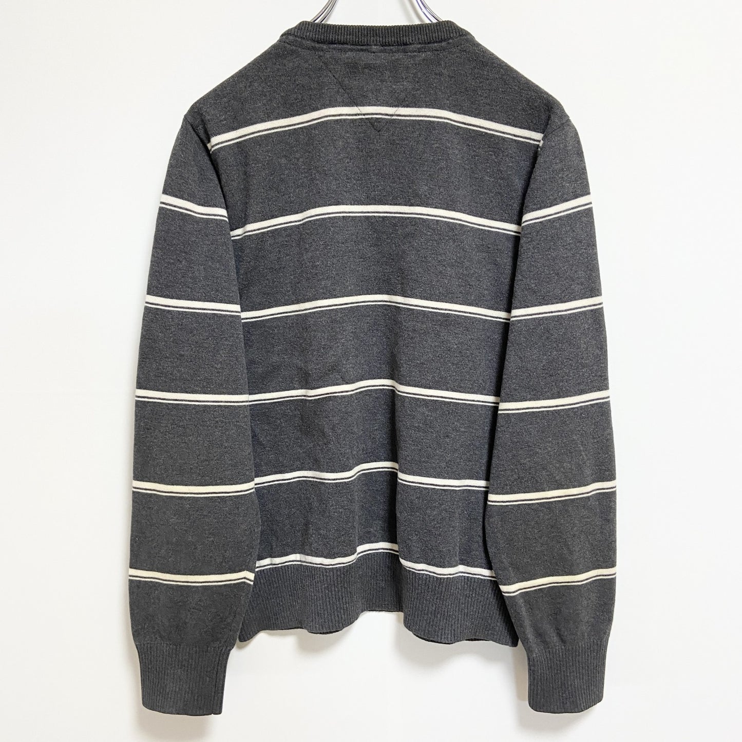 古着 used　TOMMYHILFIGER　トミーヒルフィガー　長袖ボーダー柄ニット　セーター　Vネック　ワンポイント刺　グレー