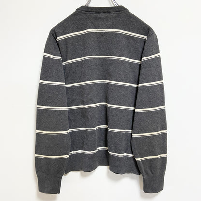 古着 used　TOMMYHILFIGER　トミーヒルフィガー　長袖ボーダー柄ニット　セーター　Vネック　ワンポイント刺　グレー