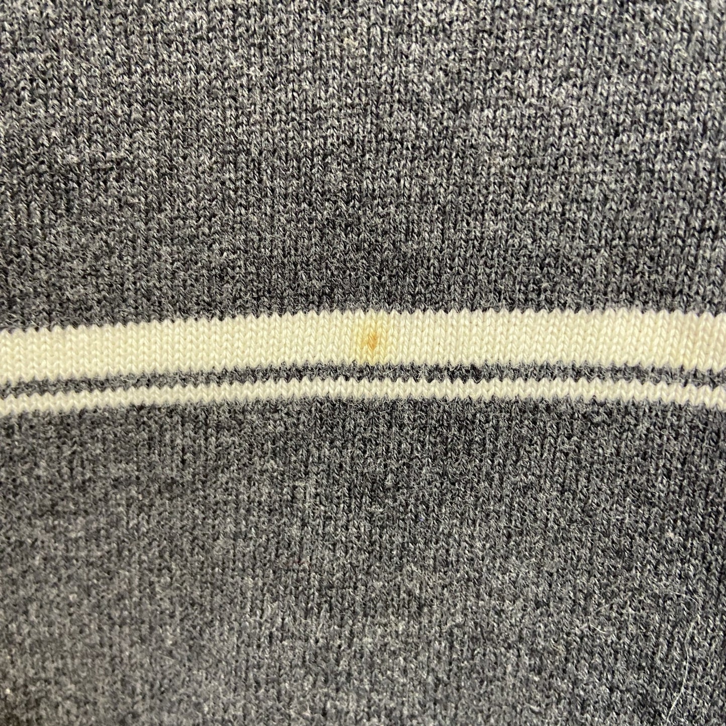古着 used　TOMMYHILFIGER　トミーヒルフィガー　長袖ボーダー柄ニット　セーター　Vネック　ワンポイント刺　グレー