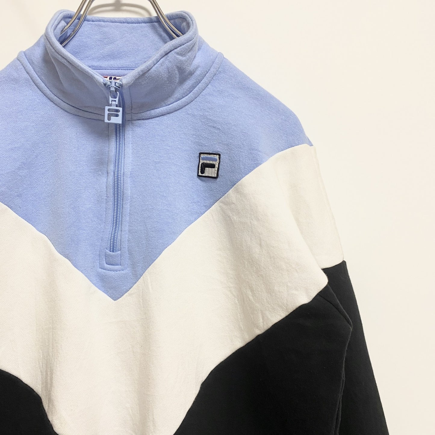 古着 used　FILA　フィラ　長袖ハーフジップ切り替えスウェット　トレーナー　ワンポイント刺繍　水色　白　黒　Mサイズ