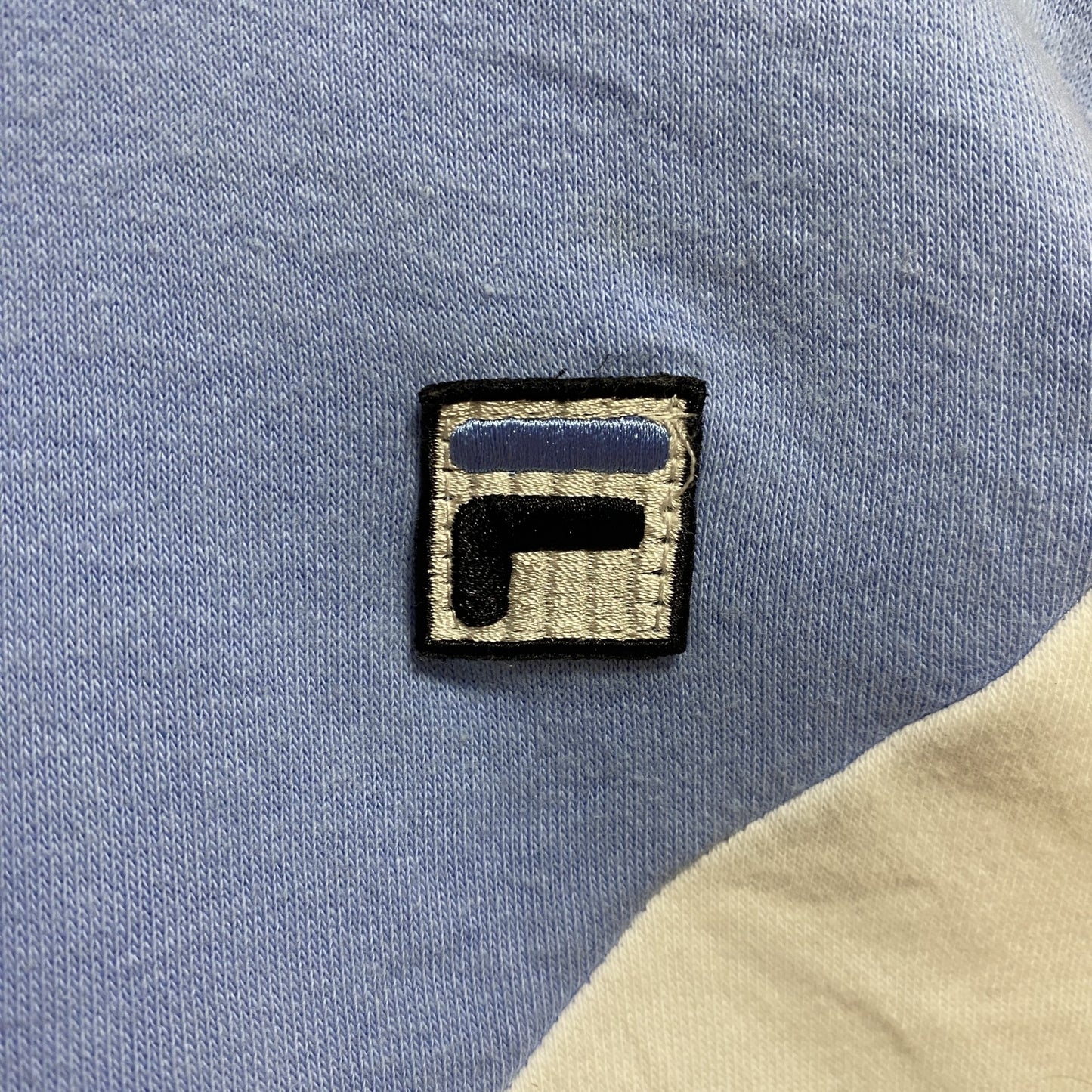 古着 used　FILA　フィラ　長袖ハーフジップ切り替えスウェット　トレーナー　ワンポイント刺繍　水色　白　黒　Mサイズ