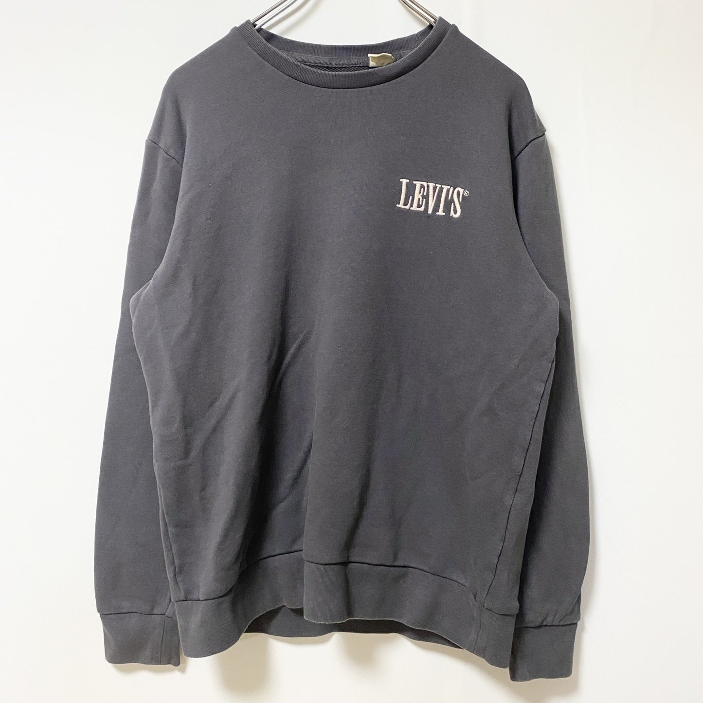 古着 used　Levi’s リーバイス　長袖ワンポイント刺スウェット　トレーナー　クルーネック　グレー　シンプル　Mサイズ