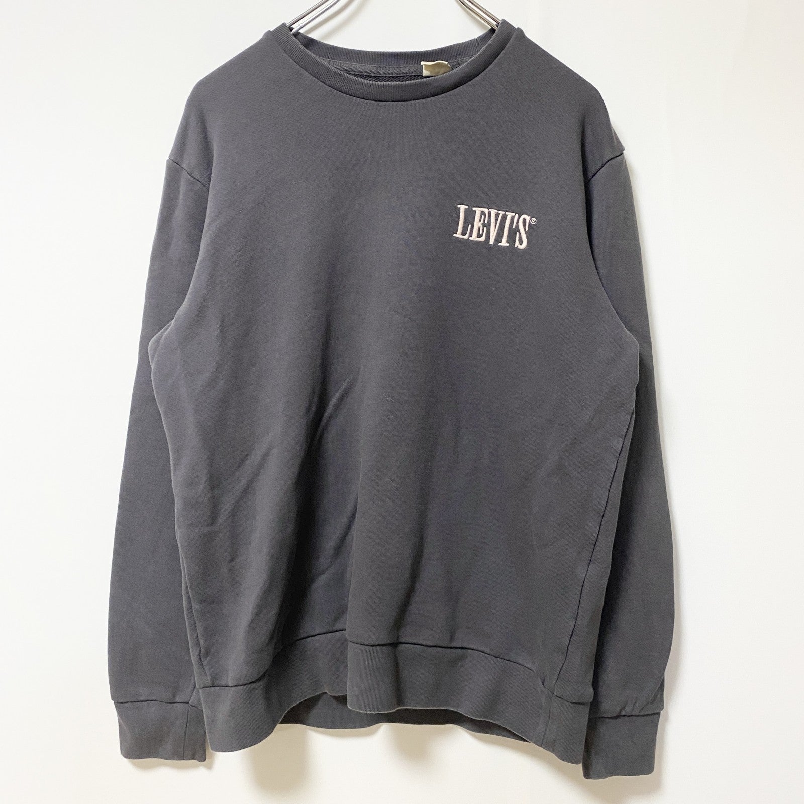 古着 used　Levi’s リーバイス　長袖ワンポイント刺スウェット　トレーナー　クルーネック　グレー　シンプル　Mサイズ