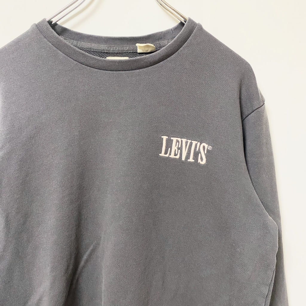 古着 used　Levi’s リーバイス　長袖ワンポイント刺スウェット　トレーナー　クルーネック　グレー　シンプル　Mサイズ