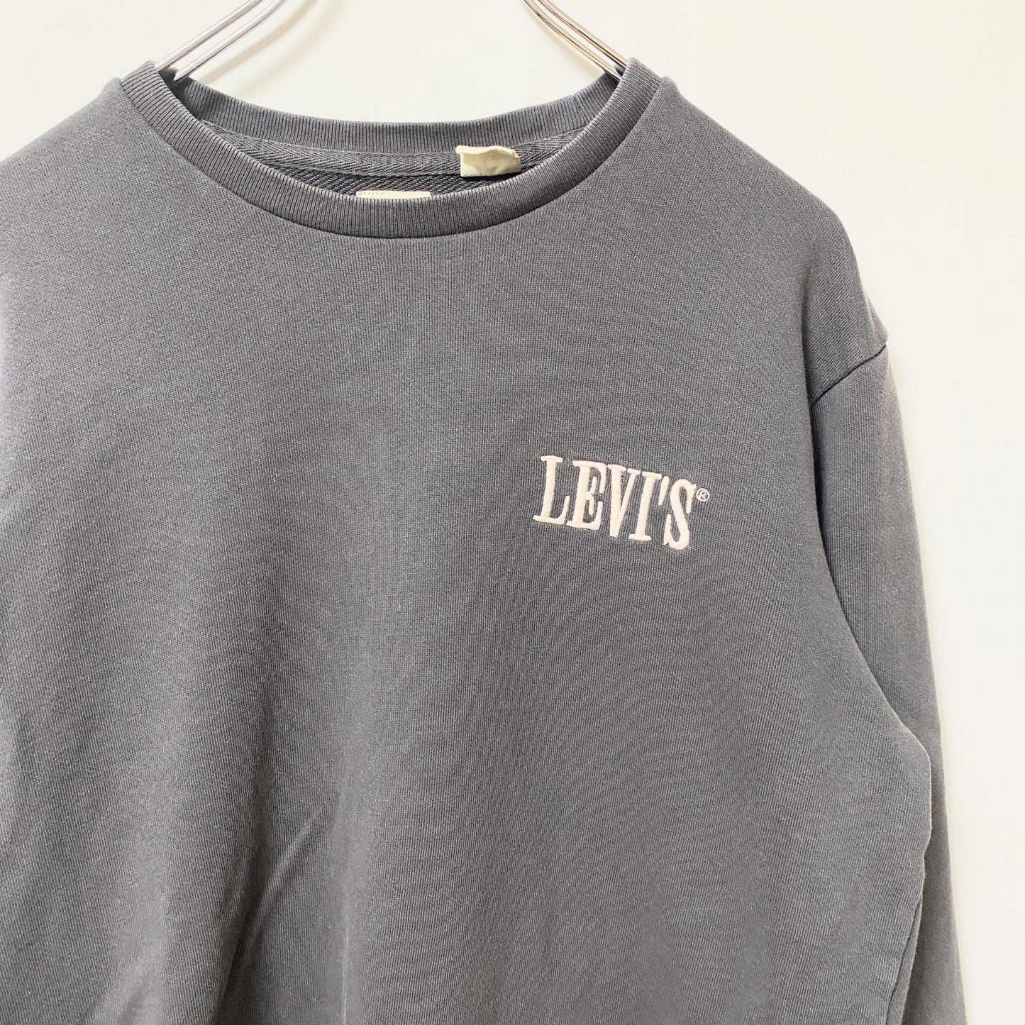 古着 used　Levi’s リーバイス　長袖ワンポイント刺スウェット　トレーナー　クルーネック　グレー　シンプル　Mサイズ