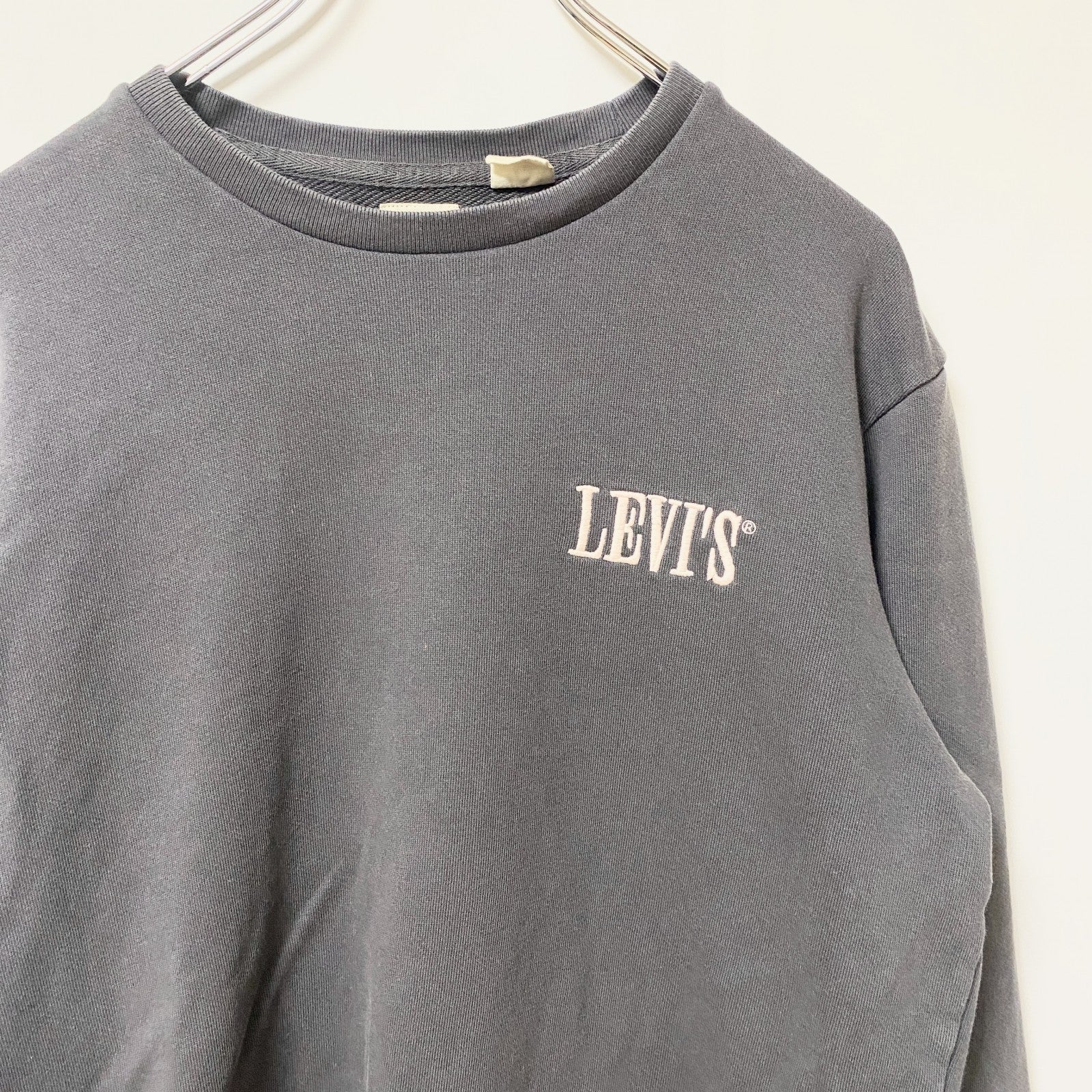 古着 used　Levi’s リーバイス　長袖ワンポイント刺スウェット　トレーナー　クルーネック　グレー　シンプル　Mサイズ