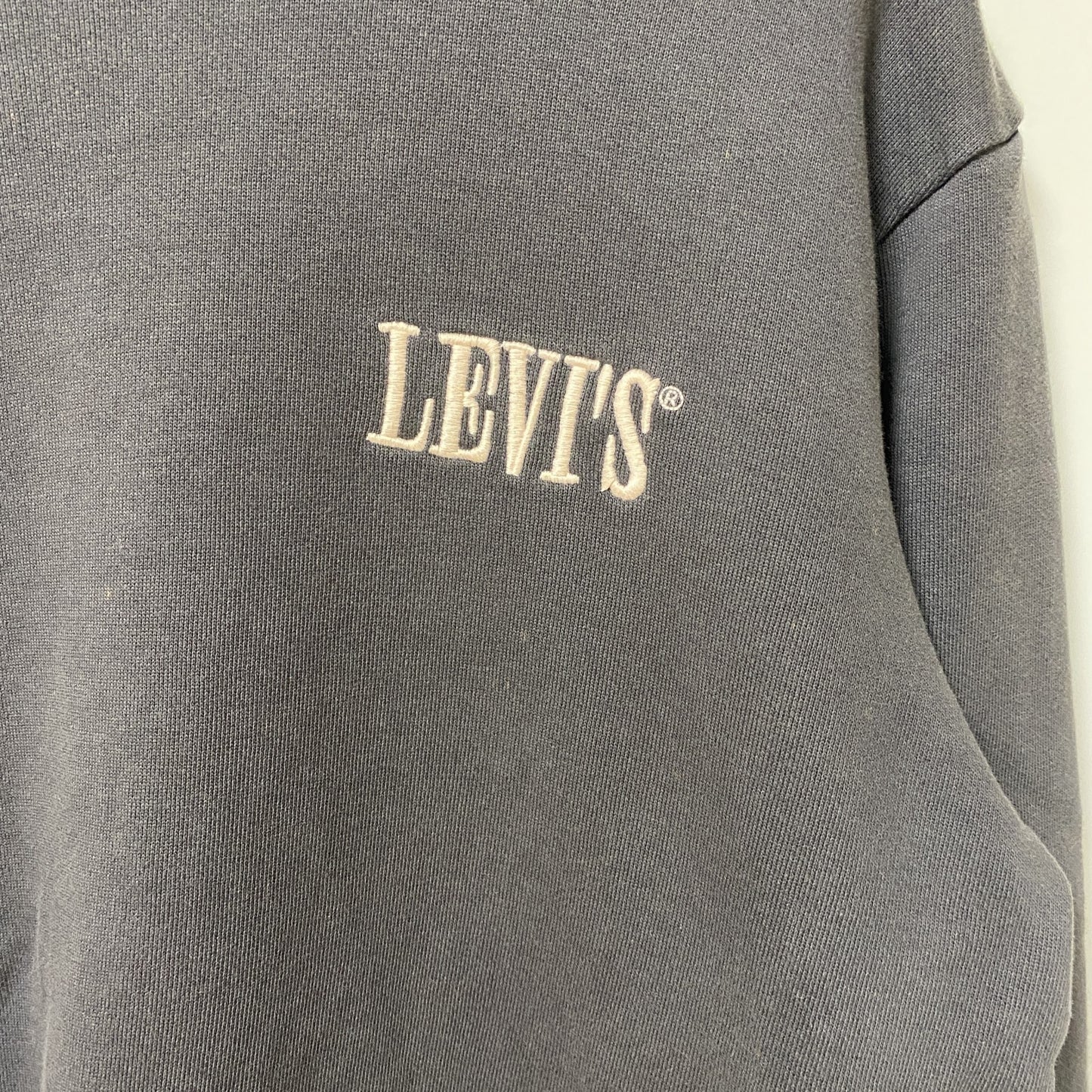 古着 used　Levi’s リーバイス　長袖ワンポイント刺スウェット　トレーナー　クルーネック　グレー　シンプル　Mサイズ