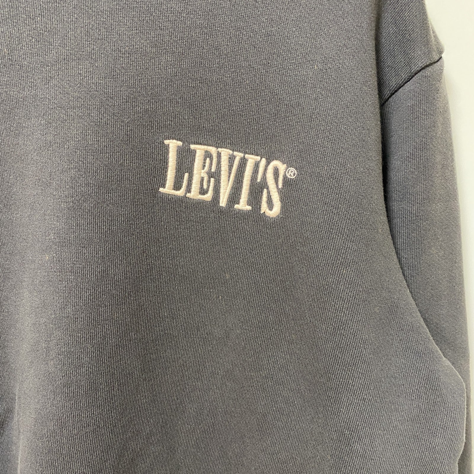 古着 used　Levi’s リーバイス　長袖ワンポイント刺スウェット　トレーナー　クルーネック　グレー　シンプル　Mサイズ