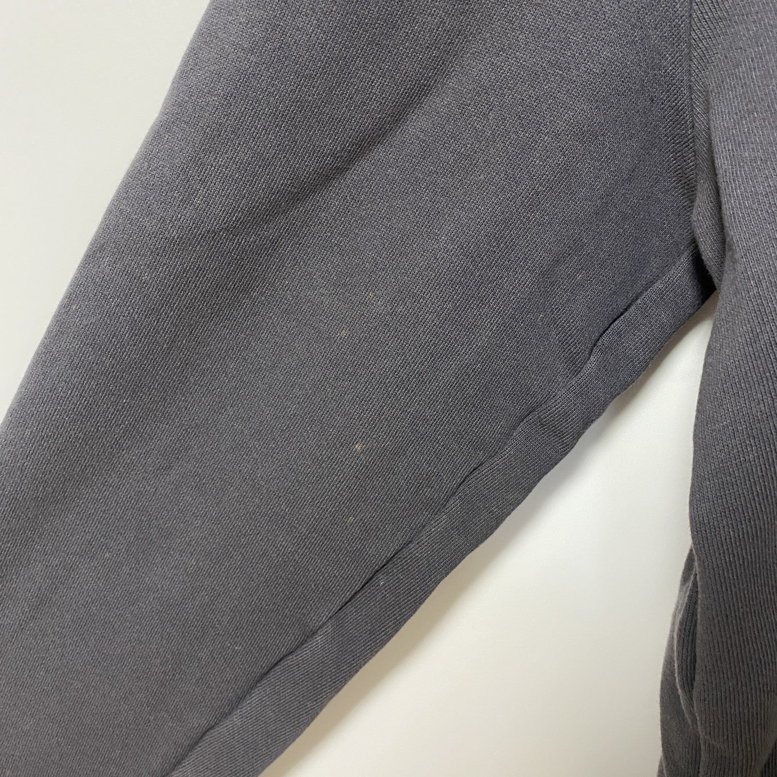 古着 used　Levi’s リーバイス　長袖ワンポイント刺スウェット　トレーナー　クルーネック　グレー　シンプル　Mサイズ