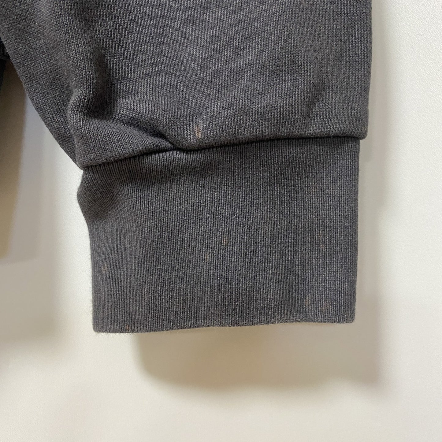 古着 used　Levi’s リーバイス　長袖ワンポイント刺スウェット　トレーナー　クルーネック　グレー　シンプル　Mサイズ