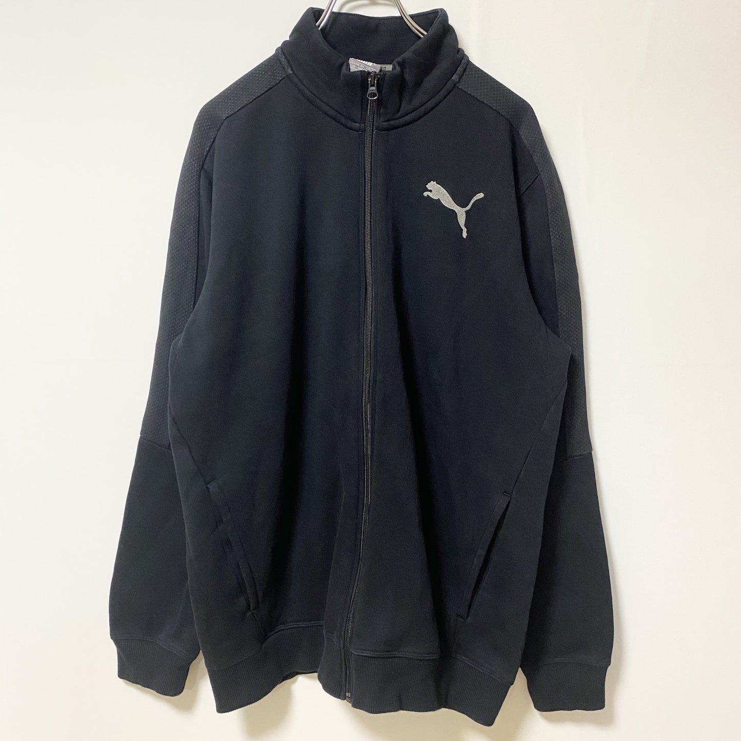 PUMA　プーマ　トラックジャケット/ジャージ　デカロゴ　刺繍ロゴ　ワンポイント　ハイネック　黒　ブラック　Lサイズ