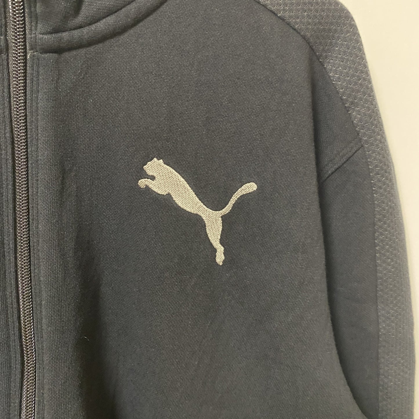 PUMA　プーマ　トラックジャケット/ジャージ　デカロゴ　刺繍ロゴ　ワンポイント　ハイネック　黒　ブラック　Lサイズ