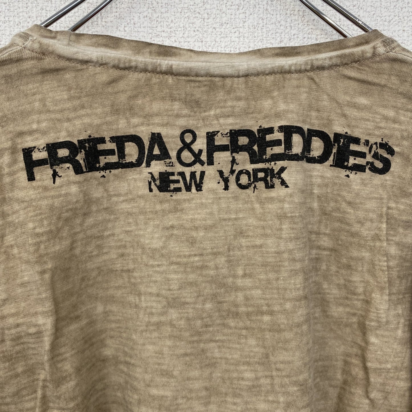 古着 used　FRIEDA & FREDDIES　NEW　YORK　長袖プリントTシャツ　キャラクター　ベージュ　XSサイズ