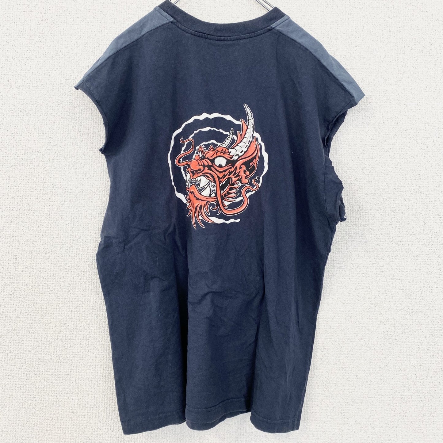 古着 used　ノースリーブ　リメイクカットタンクトップシャツ　ドラゴン　龍柄　バックプリント　クルーネック　ネイビー　XLサイズ