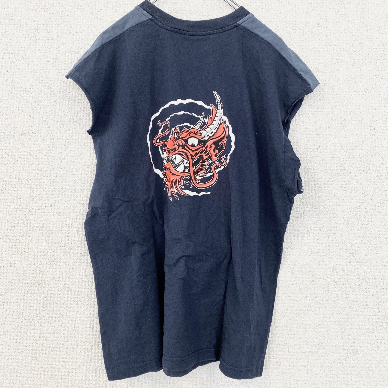 古着 used　ノースリーブ　リメイクカットタンクトップシャツ　ドラゴン　龍柄　バックプリント　クルーネック　ネイビー　XLサイズ