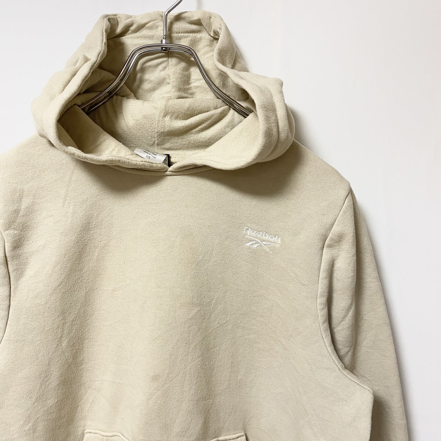 古着 used　Reebok リーボック　長袖ワンポイントロゴ刺パーカー　スウェットフーディ　ベージュ　カジュアル　Sサイズ