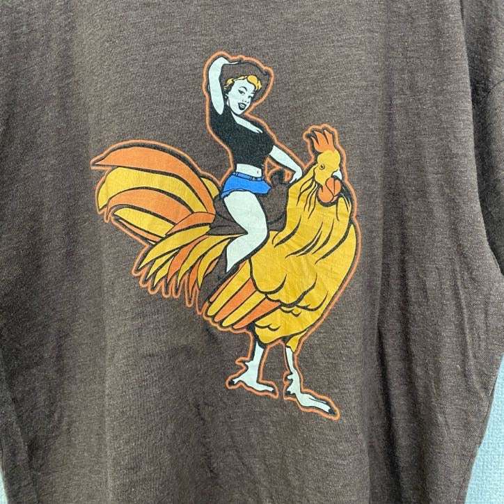 古着 used　CHIVE TEES　半袖プリントTシャツ　鶏　カウガール　レトロデザイン　クルーネック　茶　ブラウン　Lサイズ