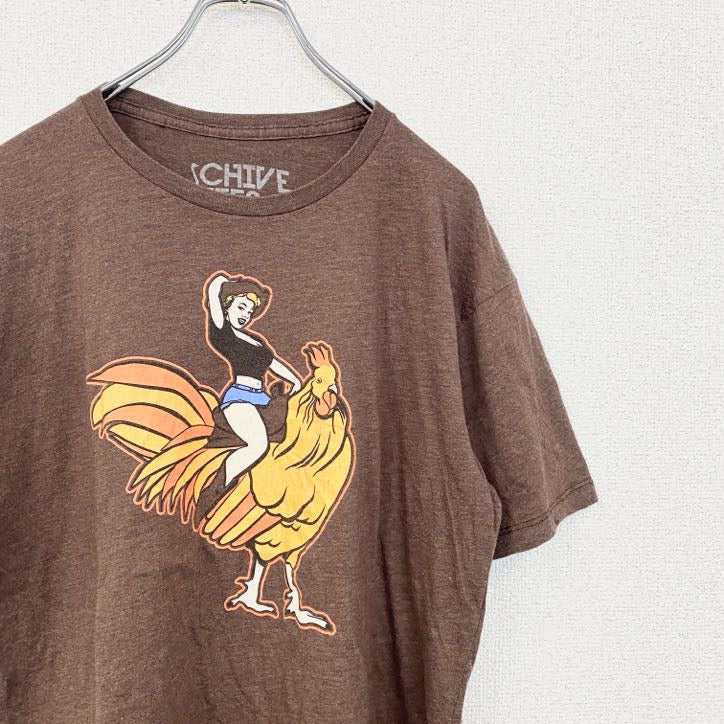 古着 used　CHIVE TEES　半袖プリントTシャツ　鶏　カウガール　レトロデザイン　クルーネック　茶　ブラウン　Lサイズ