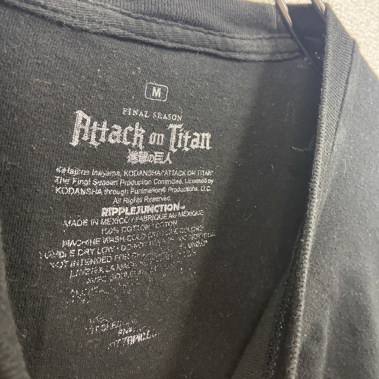 進撃の巨人　半袖プリントTシャツ　アニメT　キャラクターT　黒　ブラック　Mサイズ