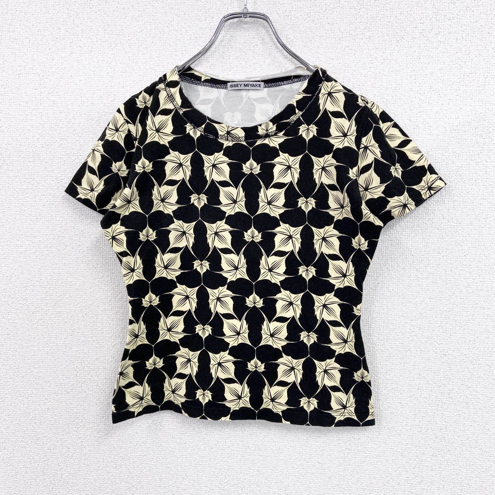 ISSEY MIYAKE　イッセイミヤケ　半袖プリントTシャツ　総柄　花柄　黒　ブラック