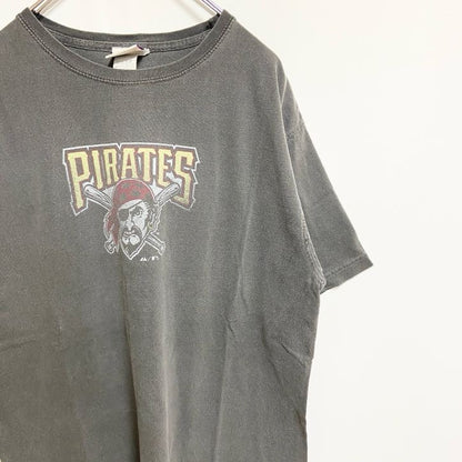 古着 used　MLB メジャーリーグ　ピッツバーグ・パイレーツ　半袖プリントTシャツ　クルーネック　ドクロ　グレー　Mサイズ