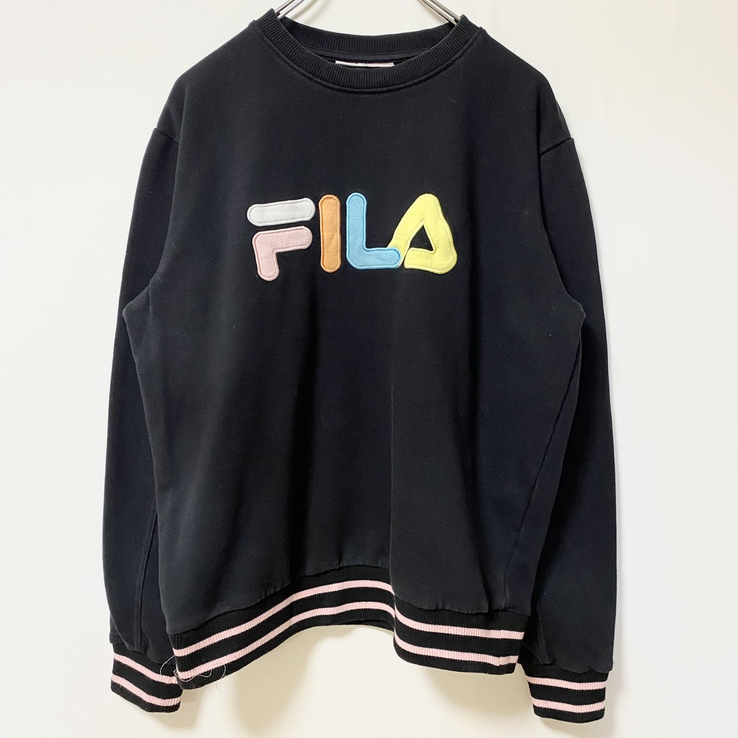 古着 used　FILA フィラ　長袖ビッグロゴカラフルデザインスウェット　トレーナー　クルーネック　ブラック　Ｌサイズ