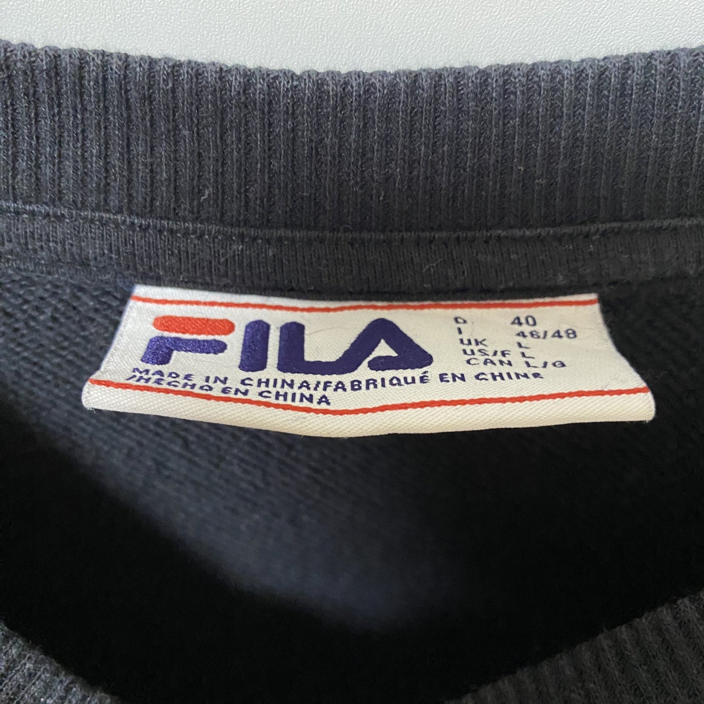 古着 used　FILA フィラ　長袖ビッグロゴカラフルデザインスウェット　トレーナー　クルーネック　ブラック　Ｌサイズ