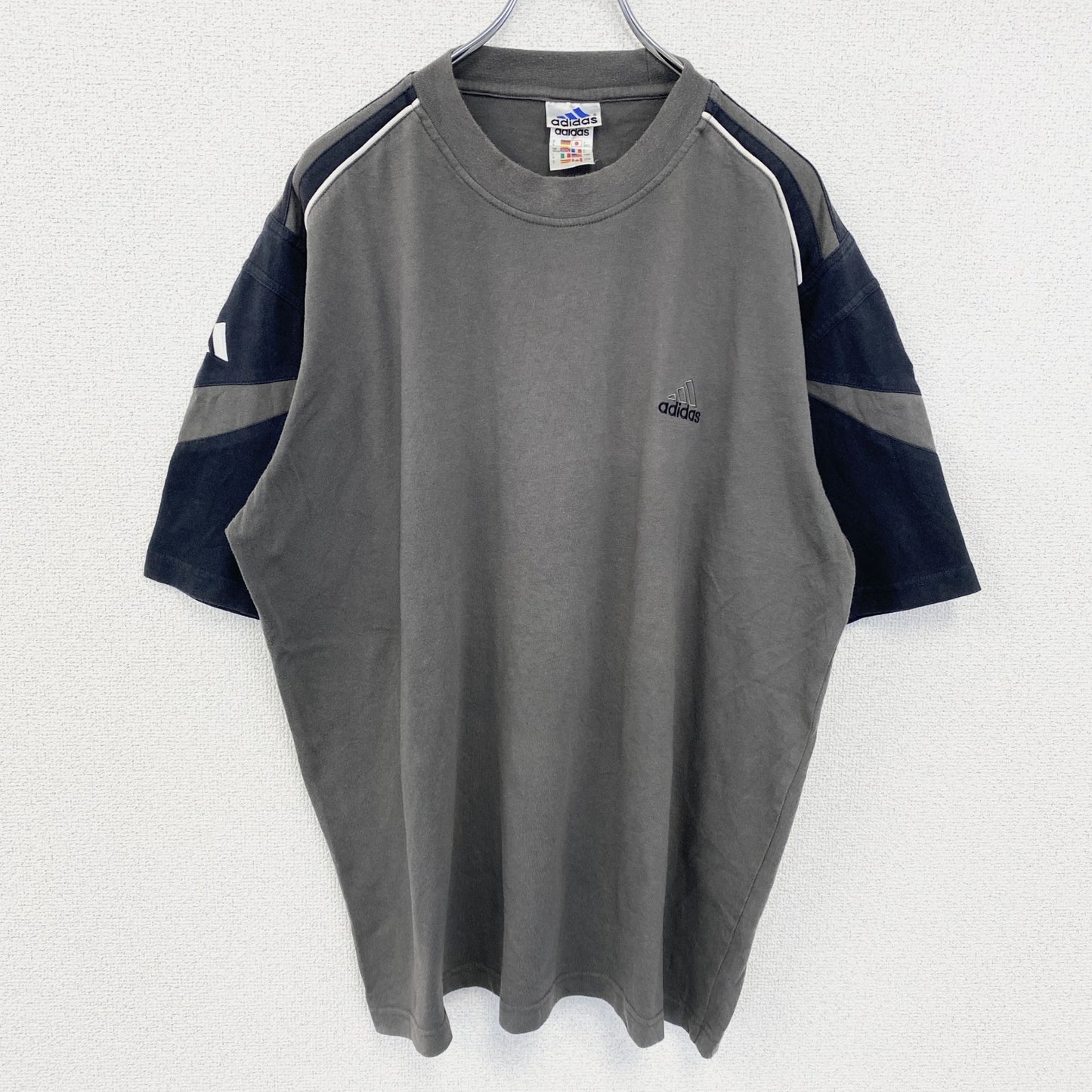 古着 used　adidas アディダス　万国旗タグ　半袖ワンポイントロゴ刺繍Tシャツ　ライン　グレー　ビックシルエット