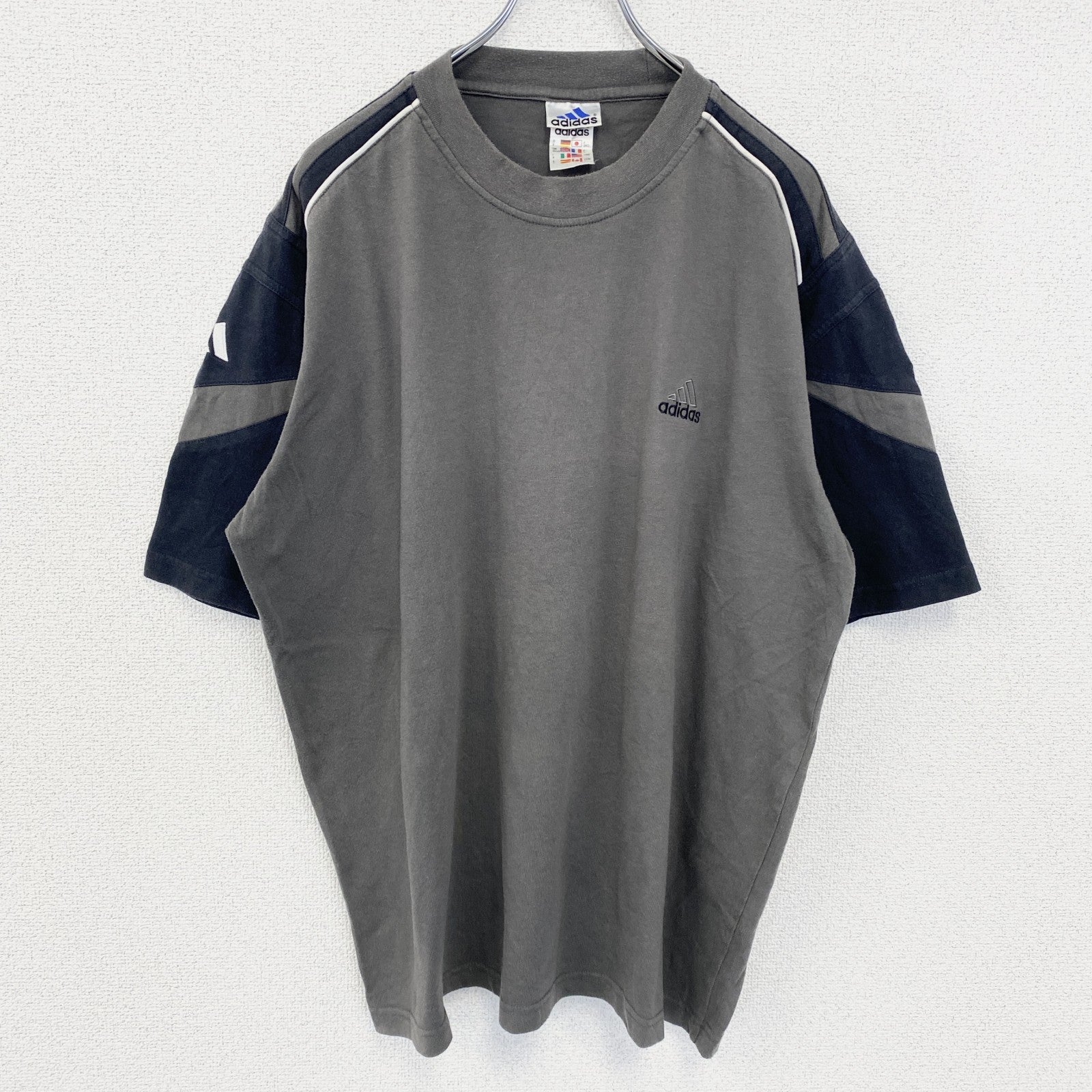 古着 used　adidas アディダス　万国旗タグ　半袖ワンポイントロゴ刺繍Tシャツ　ライン　グレー　ビックシルエット