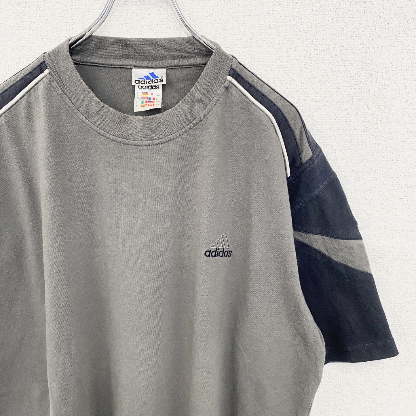 古着 used　adidas アディダス　万国旗タグ　半袖ワンポイントロゴ刺繍Tシャツ　ライン　グレー　ビックシルエット