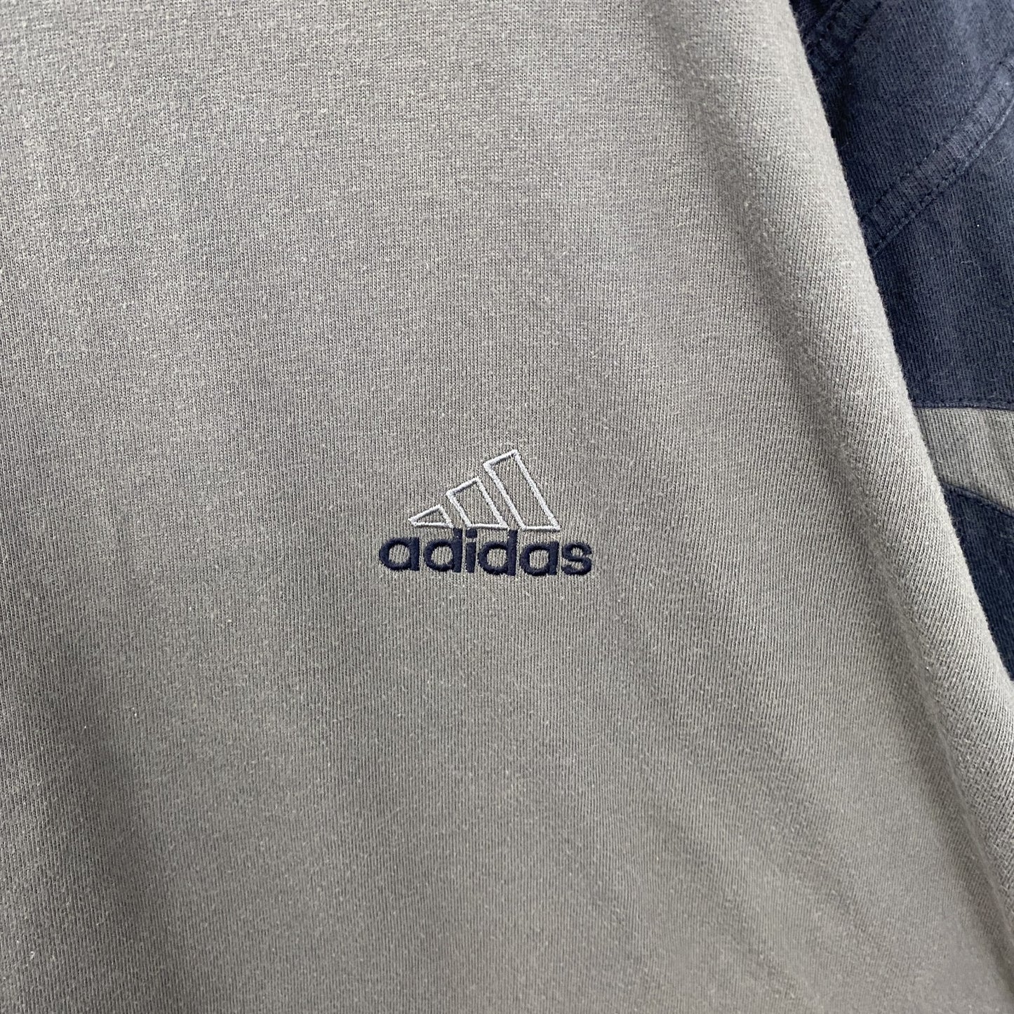 古着 used　adidas アディダス　万国旗タグ　半袖ワンポイントロゴ刺繍Tシャツ　ライン　グレー　ビックシルエット