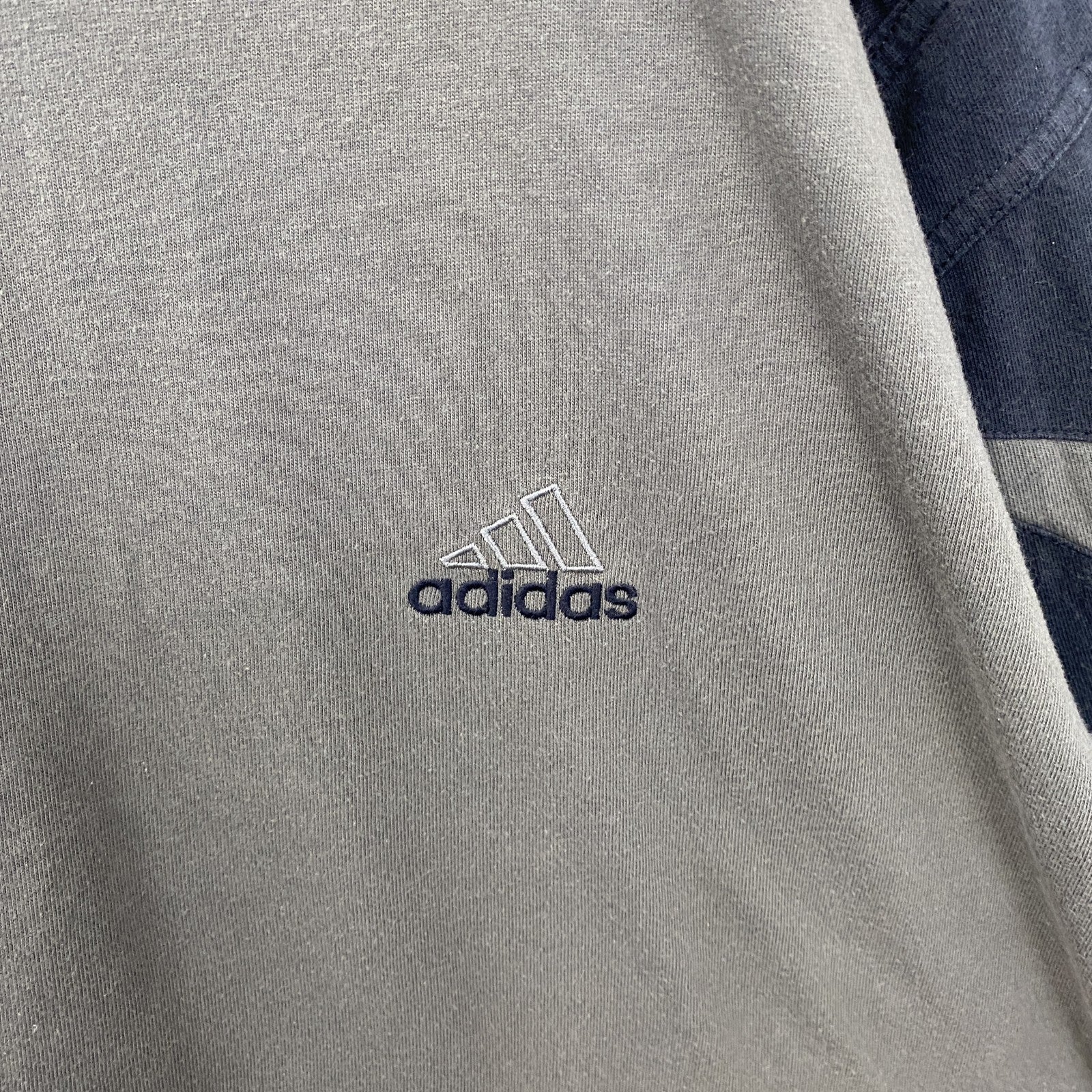 古着 used　adidas アディダス　万国旗タグ　半袖ワンポイントロゴ刺繍Tシャツ　ライン　グレー　ビックシルエット