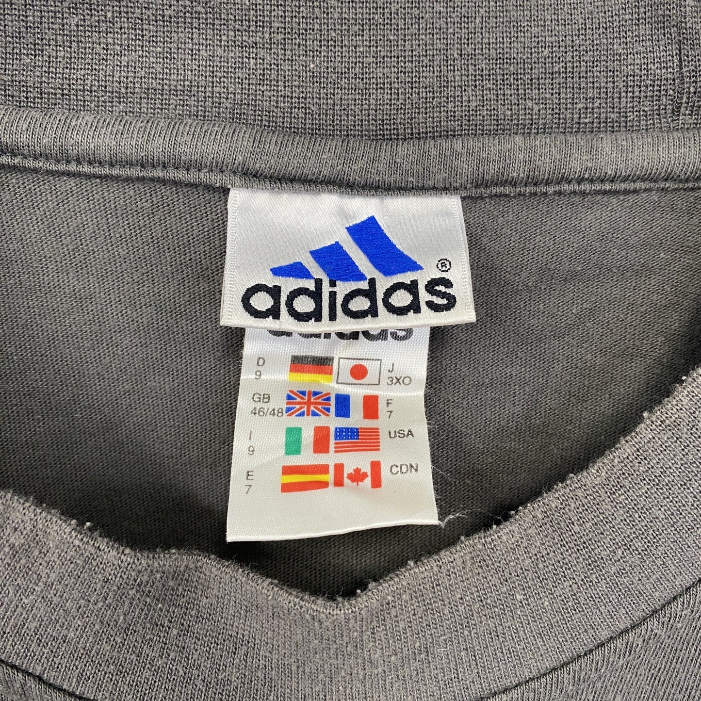 古着 used　adidas アディダス　万国旗タグ　半袖ワンポイントロゴ刺繍Tシャツ　ライン　グレー　ビックシルエット