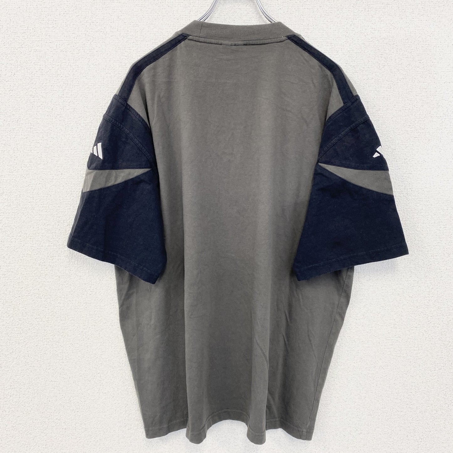 古着 used　adidas アディダス　万国旗タグ　半袖ワンポイントロゴ刺繍Tシャツ　ライン　グレー　ビックシルエット