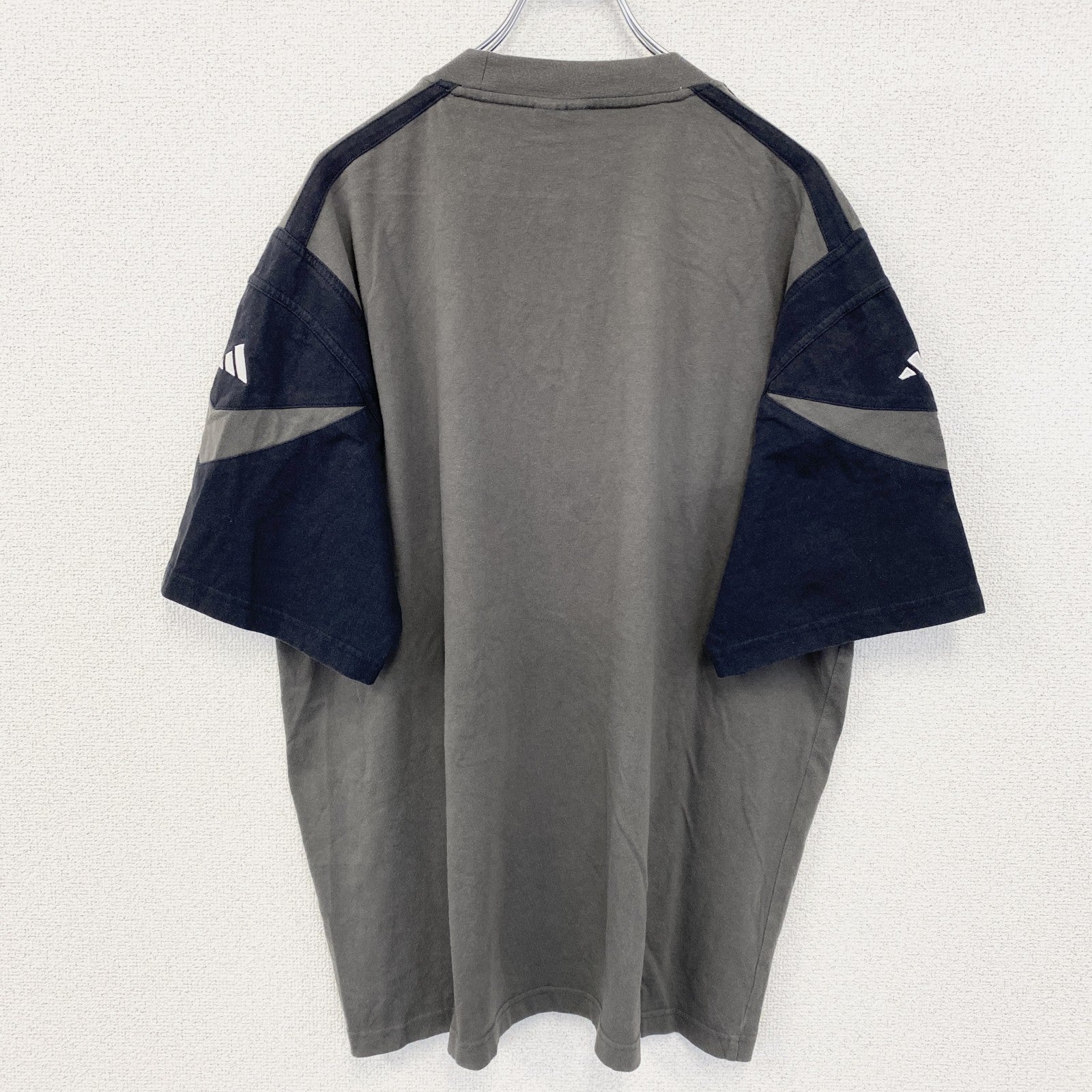 古着 used　adidas アディダス　万国旗タグ　半袖ワンポイントロゴ刺繍Tシャツ　ライン　グレー　ビックシルエット