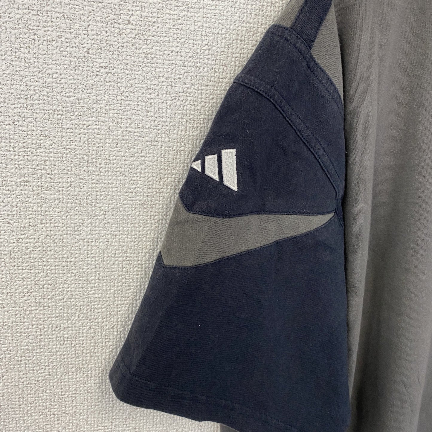 古着 used　adidas アディダス　万国旗タグ　半袖ワンポイントロゴ刺繍Tシャツ　ライン　グレー　ビックシルエット