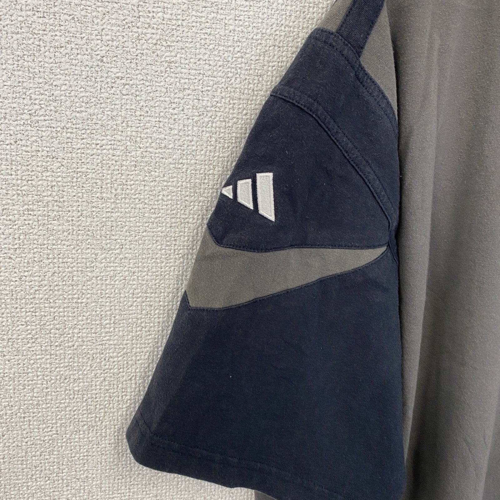 古着 used　adidas アディダス　万国旗タグ　半袖ワンポイントロゴ刺繍Tシャツ　ライン　グレー　ビックシルエット